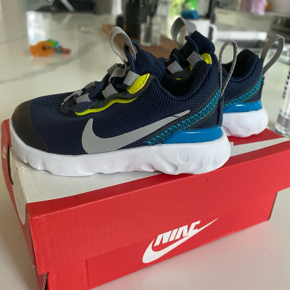 NIB Nike Element Toddler Sneaker size 4c